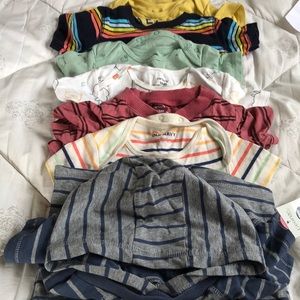 7 bodysuits aged 12 to 18 months
